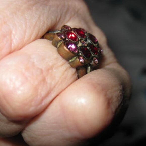 Gold Tone Ring w/ Glass Stones Vintage Size 7 - Picture 15 of 16